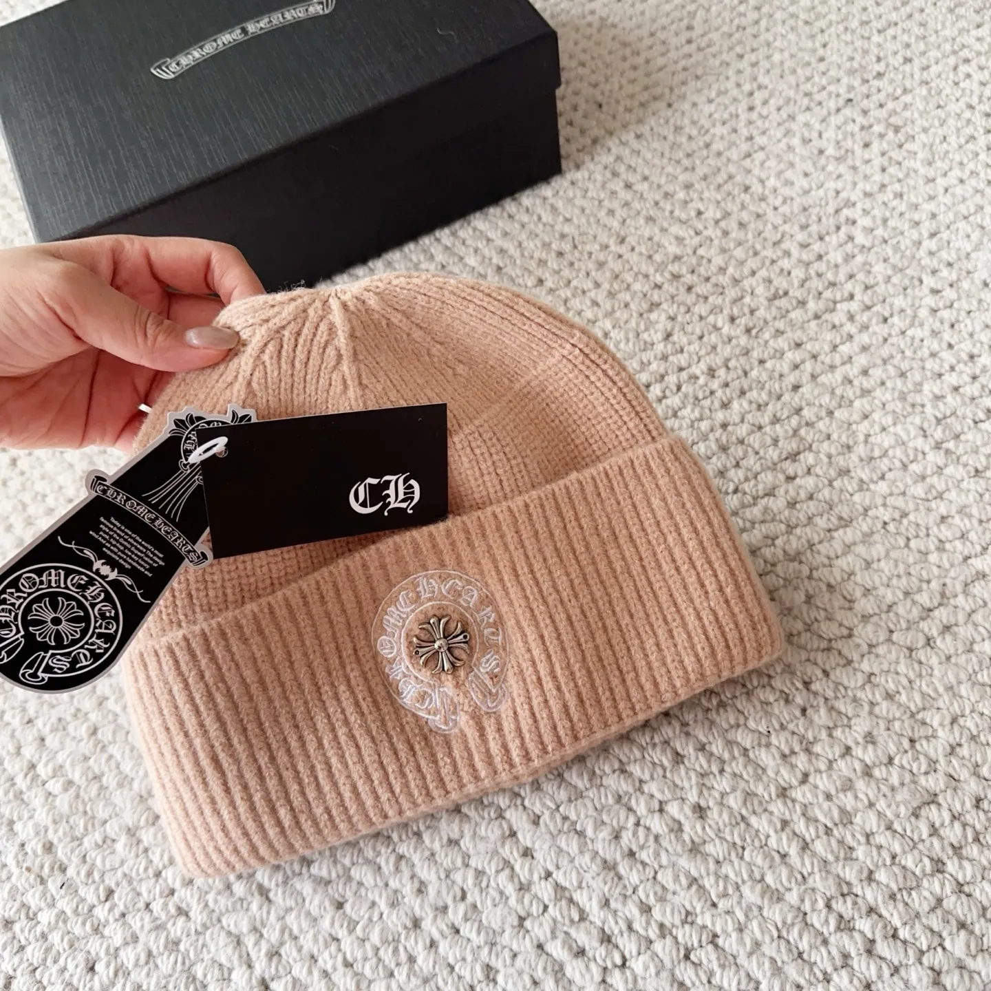 💰60 Crow Heart Autumn and Winter Wool Knitted Beanie This must be a favorite of minimalism. It is clean, neat, fashionable and versatile, and will definitely not be picky about your face shape! A fashionable classic that lasts forever! Fashionable black and white can be purchased together!